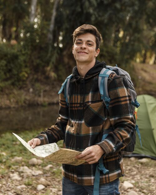 自然快乐的野营者在森林里拿着地图探险自然露营