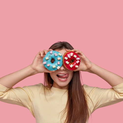 盖美女的垂直镜头遮住眼睛有两个蓝色和红色的甜甜圈味道高兴情绪化
