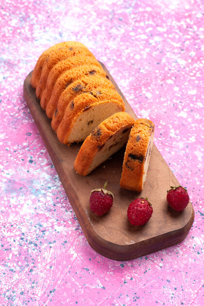 派在粉红色的桌子上切的美味蛋糕切片甜点面包