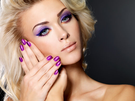 魅力美丽的金发女人 美丽的紫色指甲和眼妆指甲指甲女性
