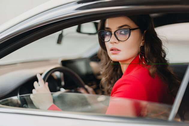 优雅美丽性感的富商女穿着红色西装开着白色轿车 戴着眼镜 商业淑女风范女人黑发车辆