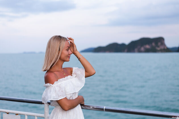 巡航白衣女子在大船渡上航行的浪漫写真户外日落渡轮