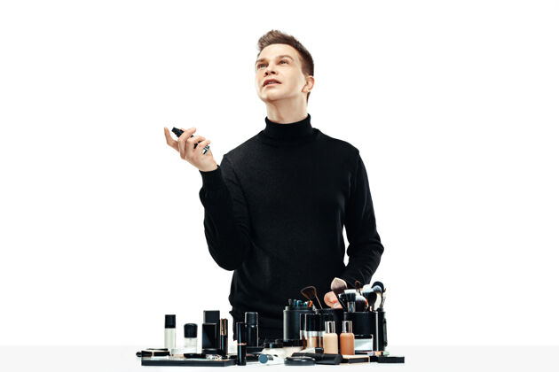 专家专业化妆师与工具隔离在白色工作室的背景下男性在女性profesion性别平等的概念专业人粉剂