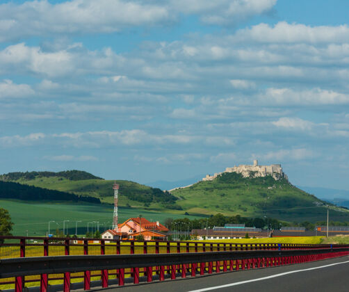历史斯皮斯城堡或斯皮斯基赫拉德在斯洛伐克东部的废墟世界道路景观