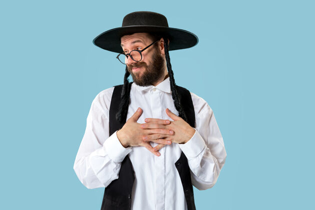宗教节日期间一位年轻的东正教犹太男子的画像帽子犹太人胡须