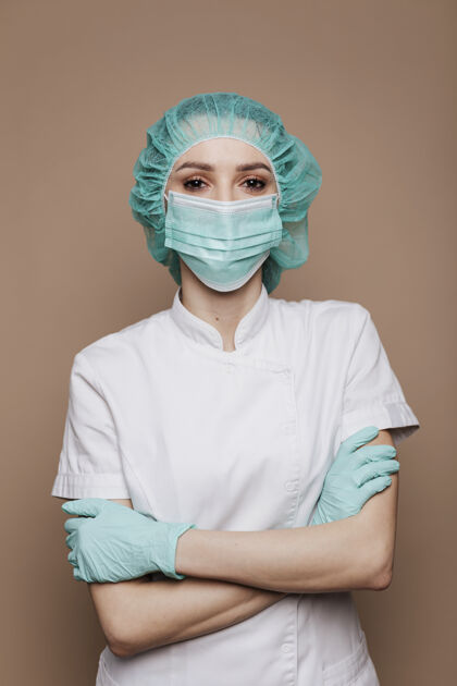 防护自信的微生物学家戴着手套 口罩和手术帽医疗保健医生专业
