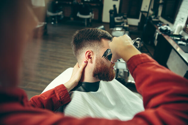 切割客户在理发店剃须发型护理沙龙