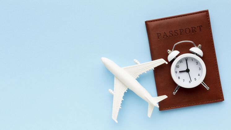 分类俯视飞机玩具和护照合成旅游护照