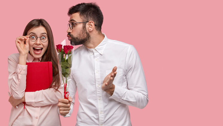爱快乐的女人收到帅哥送的红玫瑰 戴着眼镜积极地看已婚钢笔家庭
