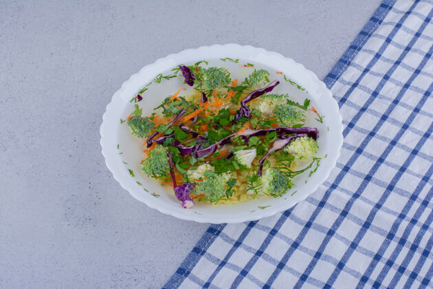 营养一碗蔬菜沙拉 配以莳萝 放在大理石背景上美味饮食红色
