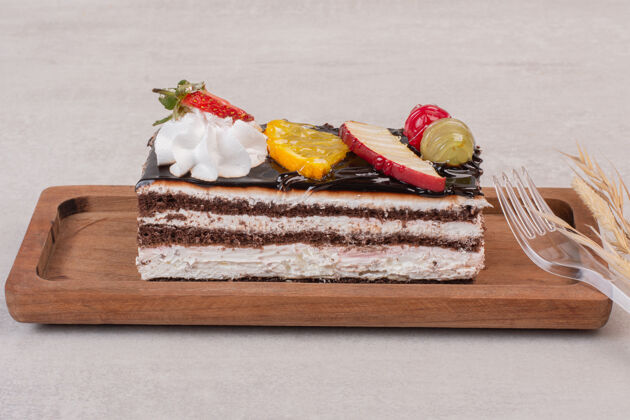 切片用水果片在木板上切巧克力蛋糕水果塑料巧克力