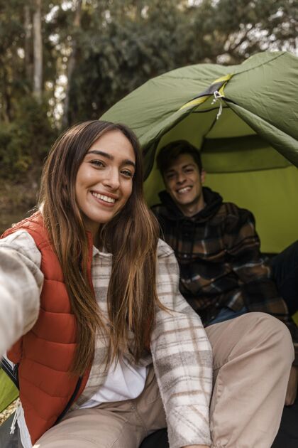 树木帐篷里森林里的幸福夫妻旅游冒险旅行