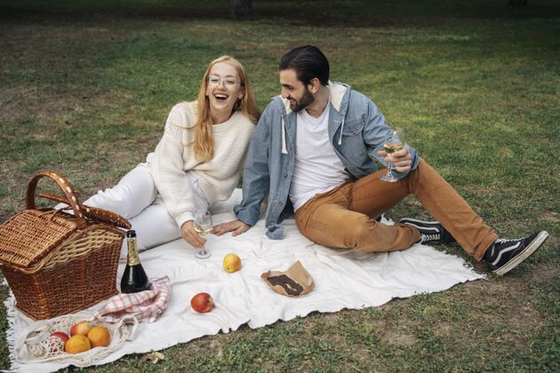 乐趣夫妻俩一起在外面野餐男人娱乐可爱