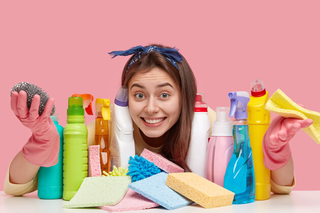 清洁喜欢欧式外表的女士 牙齿般的微笑戴着头带 透过洗涤剂看得很正面快乐清洁剂保护