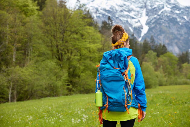 攀岩徒步 游荡和徒步概念活跃的女性徒步者在山顶上摆姿势 在山景中漫步 有活跃的休息背包冒险包