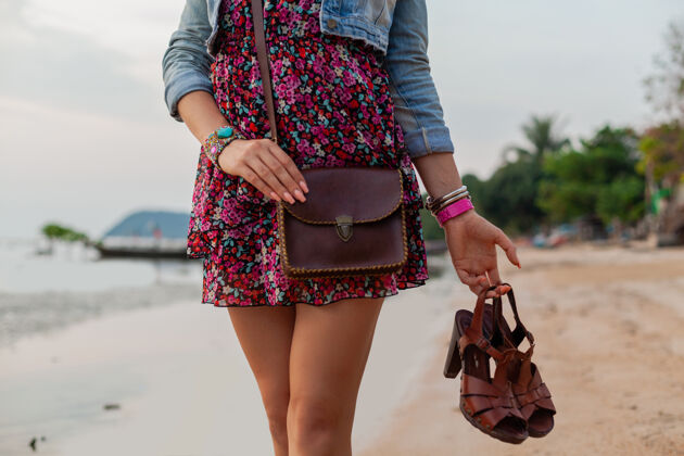 活跃时尚的女人在夏天穿着度假鞋走在沙滩上女人夏天女性