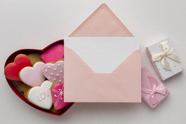 模型情人节饼干与模拟信庆祝浪漫2月14日