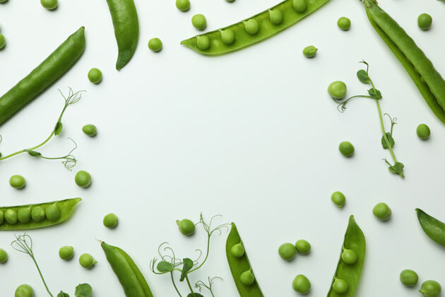 豌豆绿色的豌豆荚 白色的种子和嫩枝饮食素食蔬菜