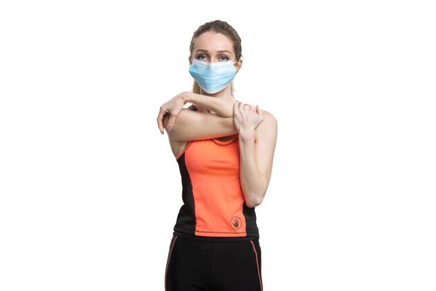 套装一个戴着口罩和橙色运动服的女性在隔离期间工作住宿年轻冠状病毒防护