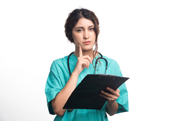 护士女医生手拿黑色剪贴板在白色背景上高质量的照片医药制服持有