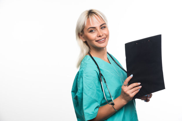 医院微笑的女医生拿着白色背景的剪贴板高质量的照片站制服女性