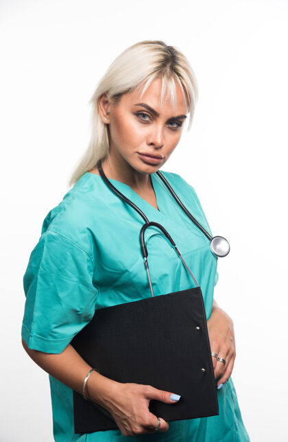 女性女医生拿着一个白色背景的剪贴板 看起来很严肃高质量的照片成人看人类