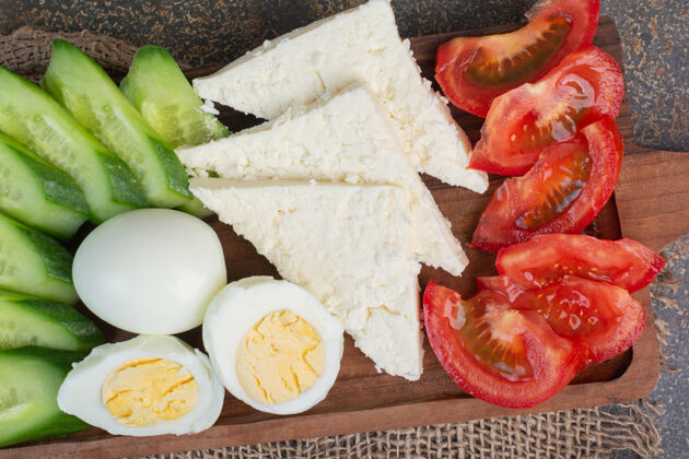 黄瓜奶酪 西红柿 煮鸡蛋和黄瓜放在木板上切片视图食物