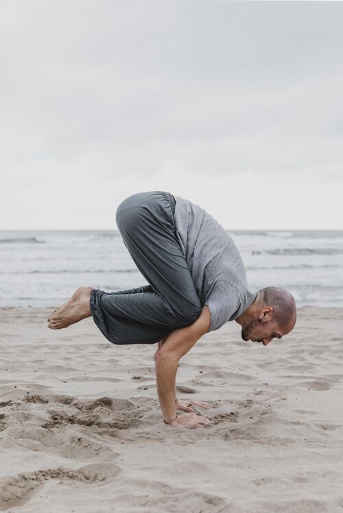 复制海滩上练习瑜伽的男人侧视图禅宗户外锻炼