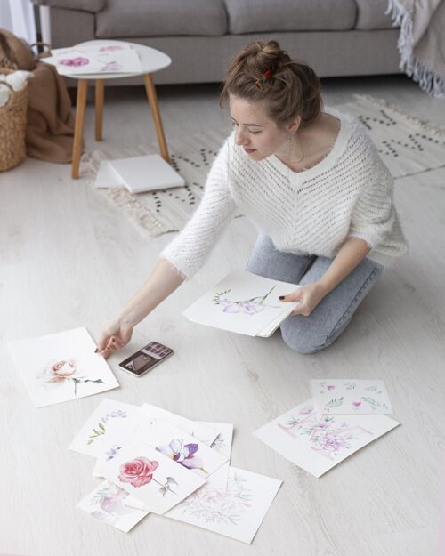 创意高角度的女人为一个新的博客选择绘画博客女性设备