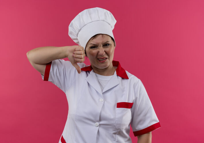 女穿着厨师制服的中年女厨师大拇指朝下未出租厨师制服