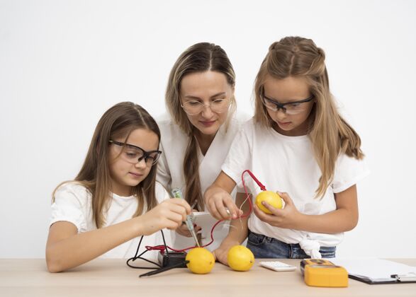 分析和女老师一起做科学实验的女孩和柠檬女孩女人学习