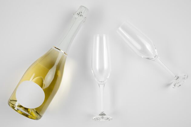 年带有模型的香槟瓶顶视图新年节日快乐