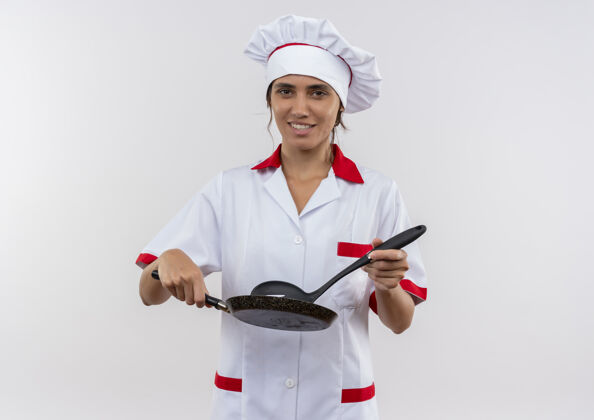 煎炸面带微笑的年轻女厨师穿着厨师制服 手里拿着煎锅和抹刀 还有复印空间抹刀厨师手拿