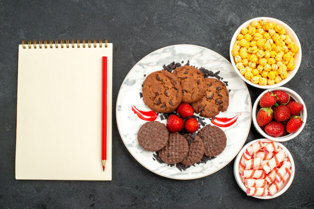 美味俯视图美味巧克力饼干糖果黑背景糖蛋糕甜饼干饼干水果健康