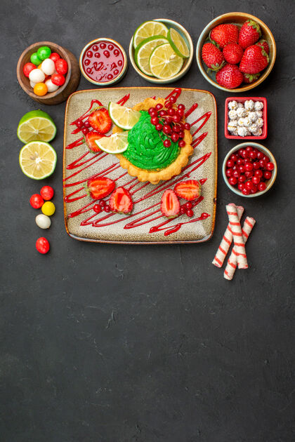 甜点顶视图美味的奶油蛋糕和水果深色背景饼干甜点甜奶油容器钱