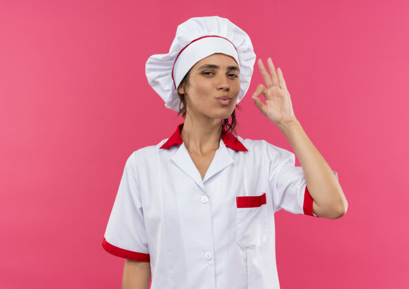 手势高兴的年轻女厨师穿着厨师制服 显示与复制空间美味的姿态女制服厨师