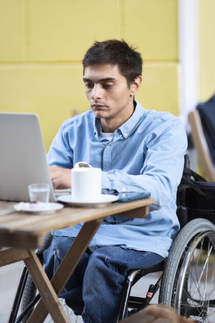 残疾中枪残疾人在笔记本电脑上工作工作户外健康