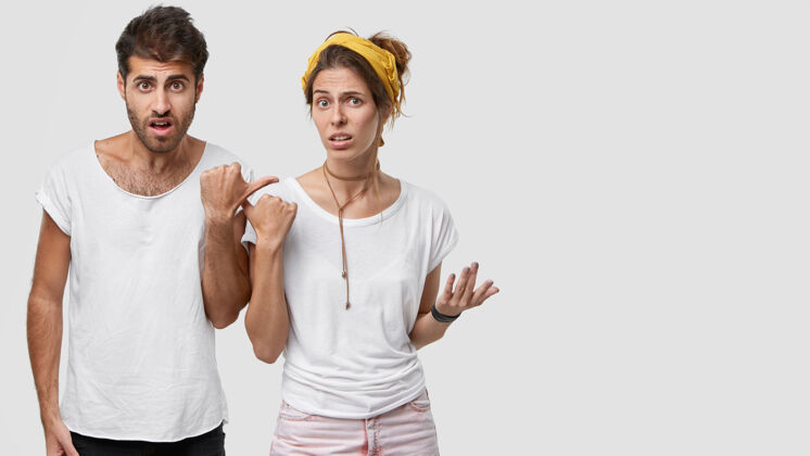 个人迷惑不解的白种女人和男人互相用大拇指指着对方 有不满的表情男男T恤