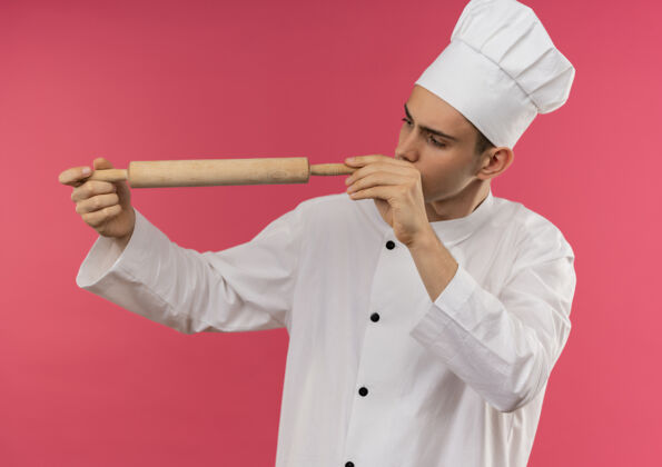 思维想着年轻的男厨师穿着厨师制服手捧擀面杖男抱厨师