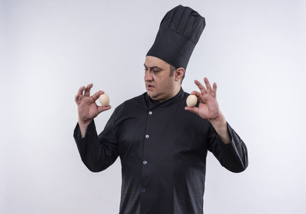 厨师一个穿着厨师制服的中年男厨师手上拿着鸡蛋男性厨师手