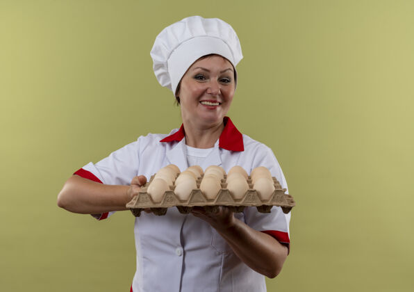 厨师微笑的中年女厨师 身着厨师制服 手里拿着一批鸡蛋厨师中年女