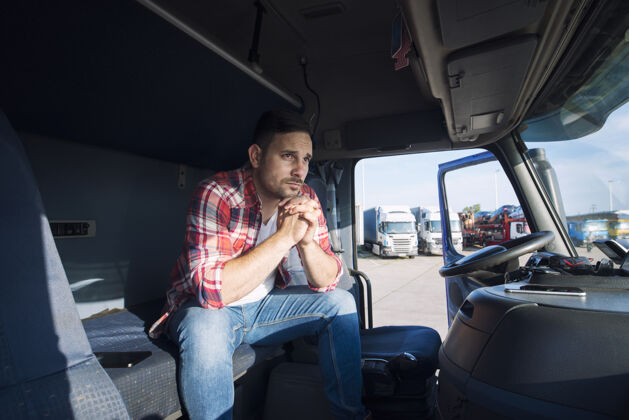 职业卡车司机坐在他的小屋里想着他的家人卡车运输车轮