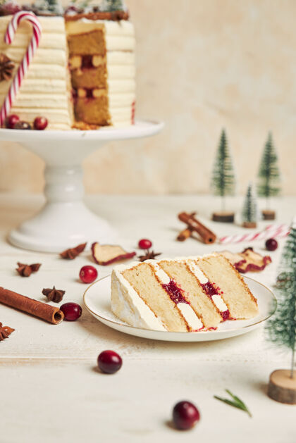 糖在盘子上放一片饼干和一层奶油 后面放一块蛋糕圣诞节奶油冬天