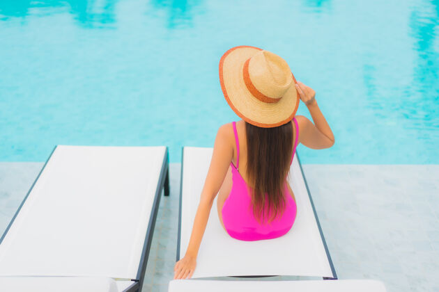 美丽肖像美丽的亚洲年轻女子放松微笑周围的室外游泳池在酒店度假村休闲泳装身体