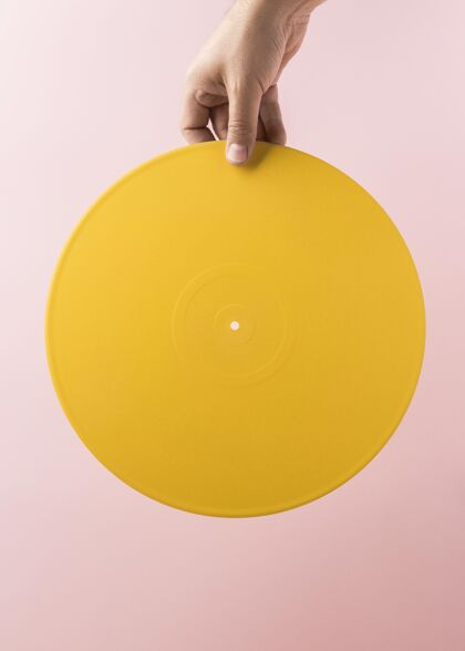 创意粉红色墙上的黄色乙烯基布乙烯基音乐元素艺术