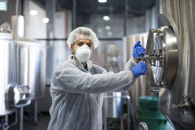 医疗技术员工业工人在工厂生产线上打开加工罐技术仓库实验室