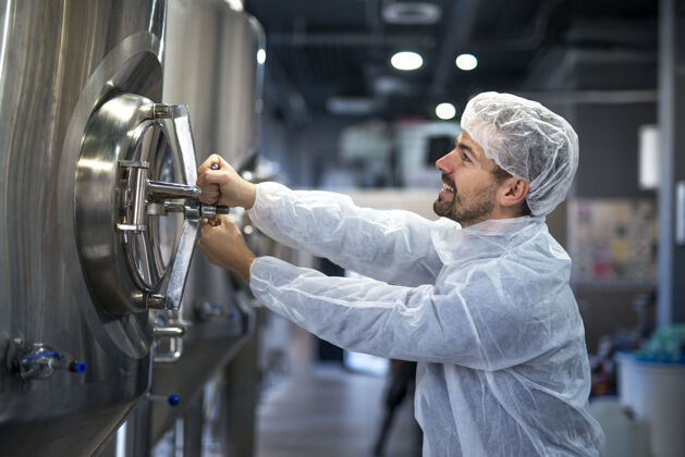 化学专业技术人员在生产工厂开工业罐技术员工业橡胶