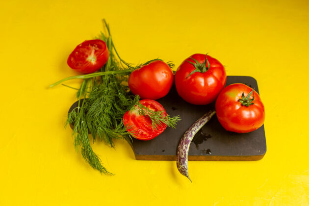 蔬菜新鲜的红色西红柿的正面图黄色墙壁上有新鲜和成熟的蔬菜 蔬菜和豆类产品配料新鲜