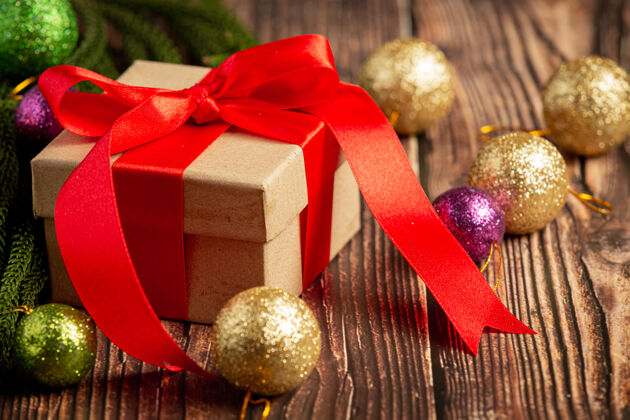 礼品盒木制背景上有红丝带蝴蝶结的礼物盒盒子现代节日