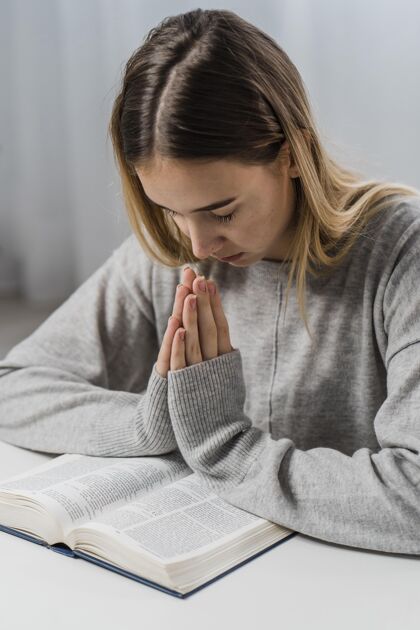 宗教女人用圣经祈祷宗教崇拜圣经
